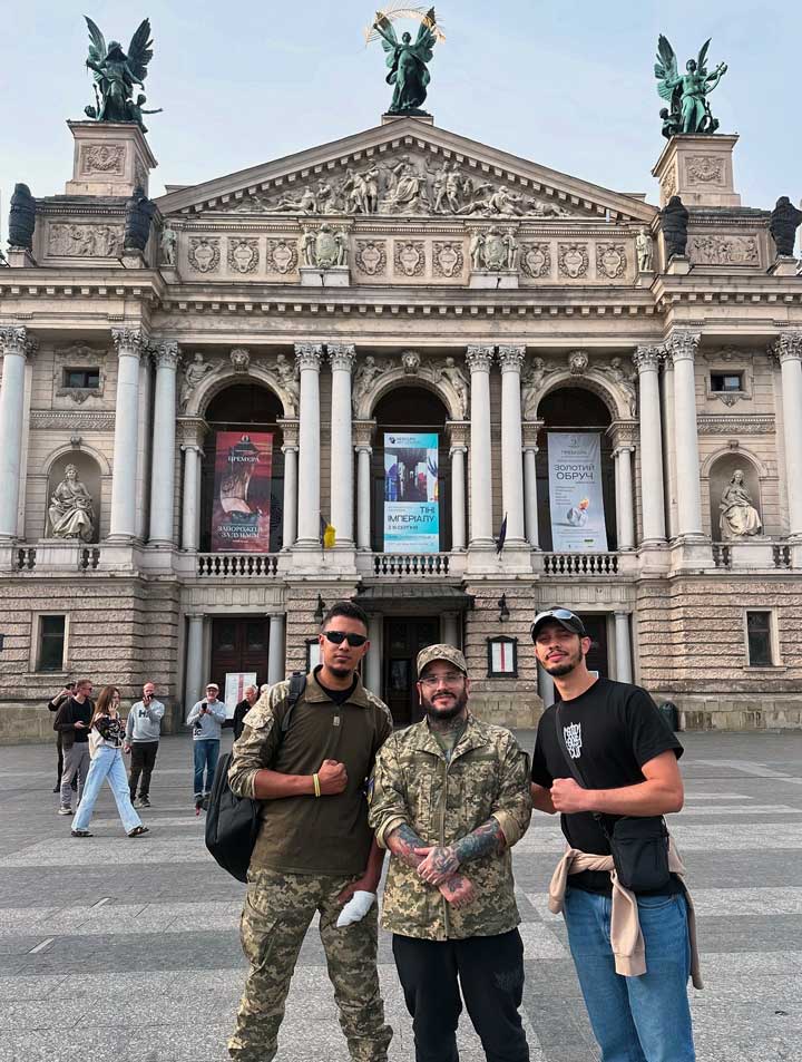 Victor com amigos em Kiev (2025)