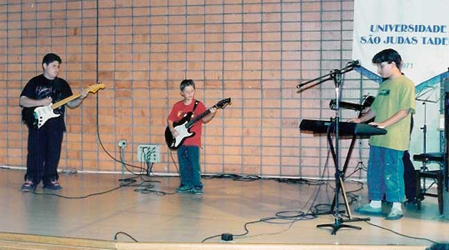 A banda de Victor, Yuri e o amigo Guilherme, tocando em show beneficente