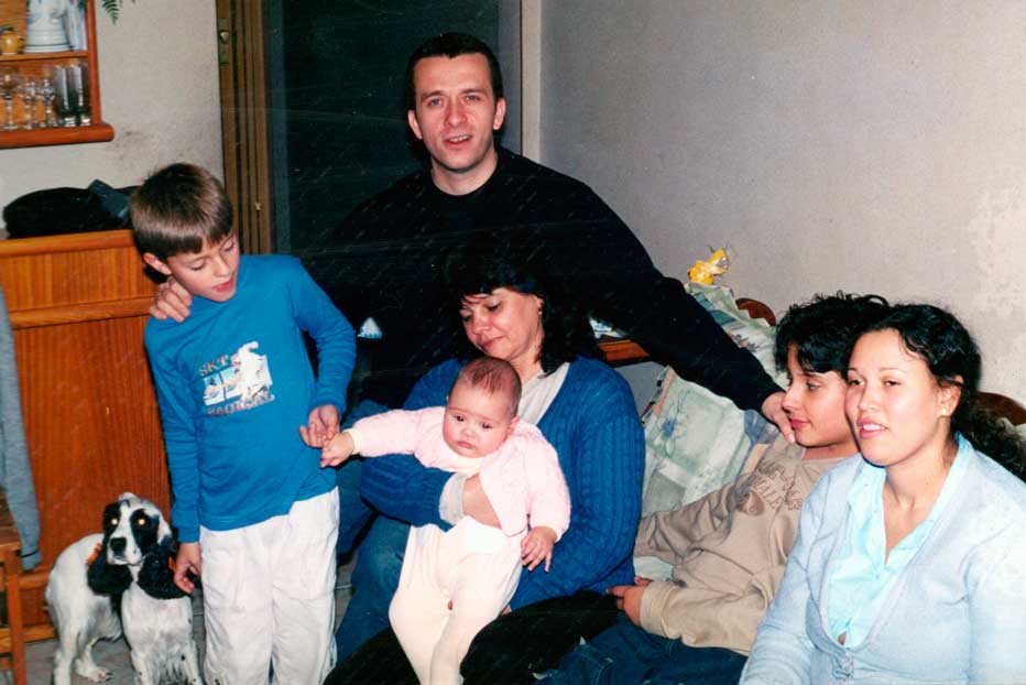 A cachorrinha Flora, Yuri, Ricardo, Eleide com a sobrinha Isabela, Victor e Rose