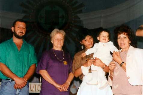 Batizado de Victor. O tio Marcus, a avó Lidia, Eleide, Victor, e a avó Lygia