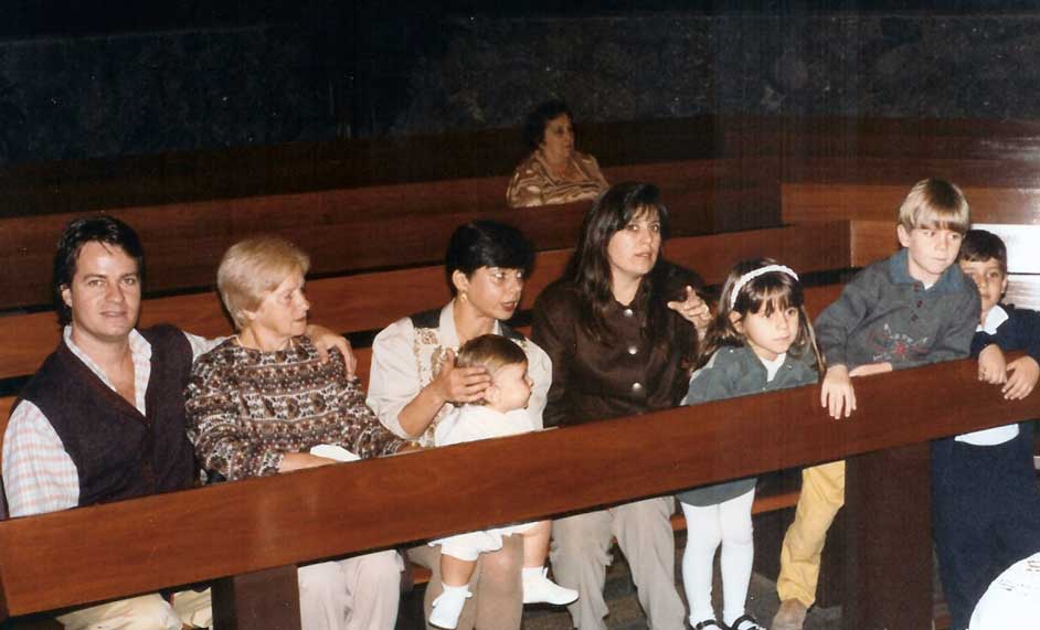 Batizado de Yuri - José Carlos (Té), Lidia (mão de Eleide), Eleide Stávale com Yuri e Mara (esposa de José Carlos) com seus filhos Karen e Bruno e Victor (filho de Eleide)