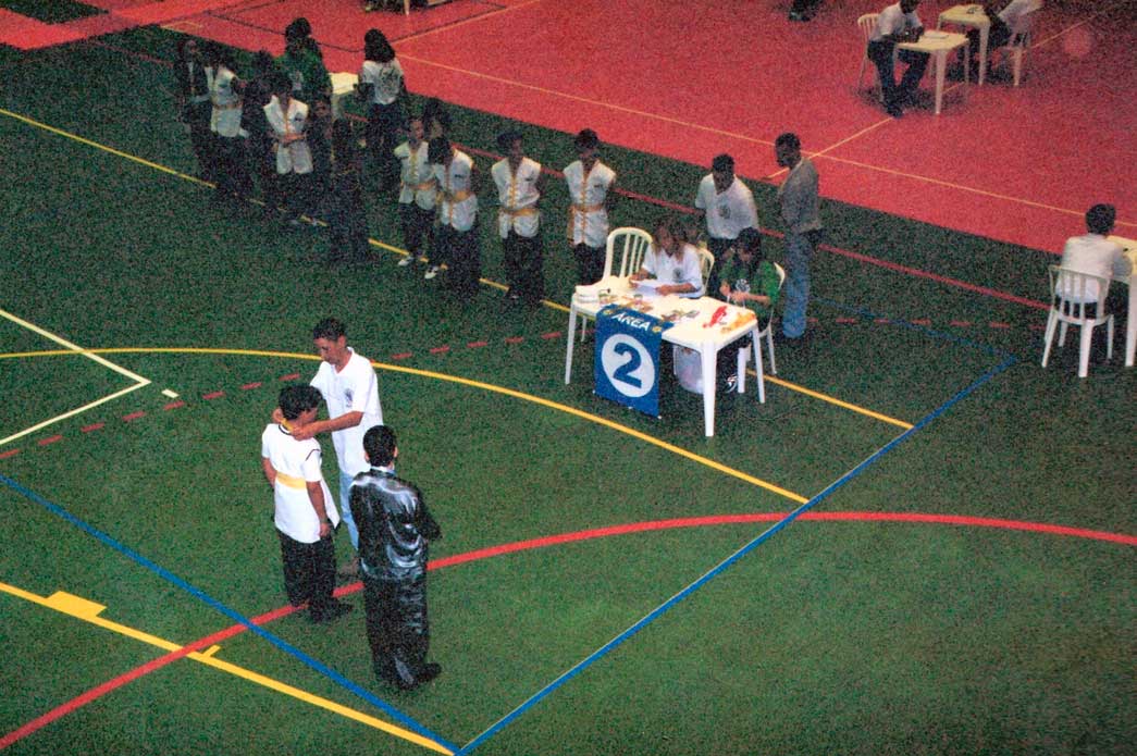 Ginásio do Ibirapuera - Eleide chora ao ver o filho Victor receber a Medalha de Ouro de Kung Fu estilo Kati no Mundialito.