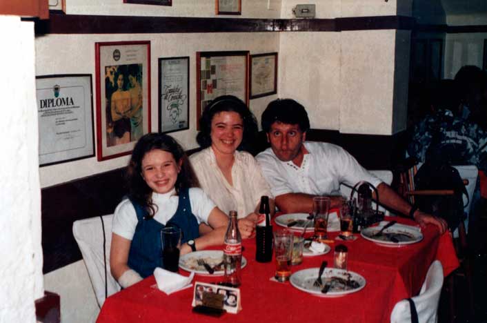 Juliana, a mãe Monica e o primo Reinaldo - Porto Alegre, restaurante Tio Flores