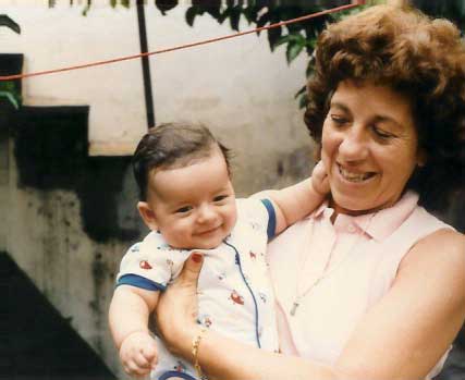 Lygia Stávale e o neto Victor na casa da Rua Itajaí 102, Mooca