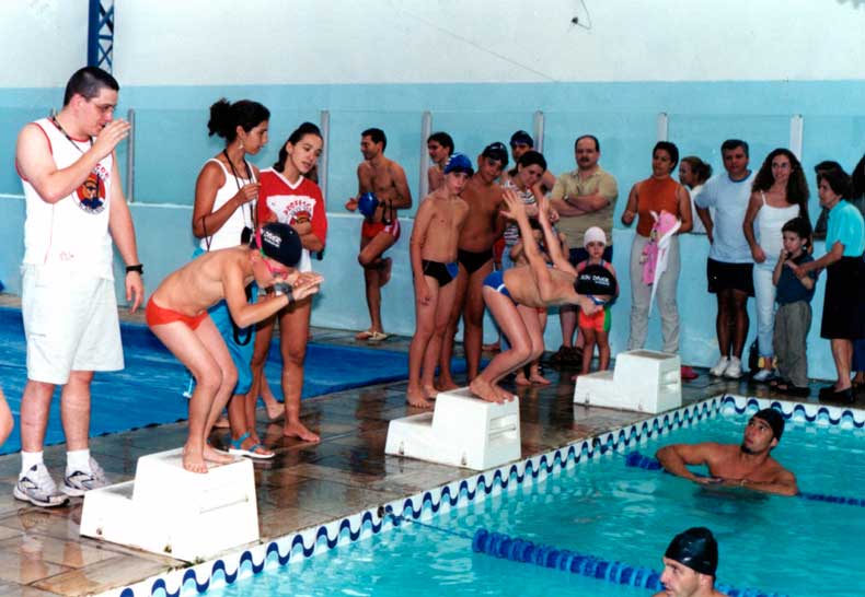 Natação 1 - Eleide assiste o filho Yuri na prova de natação da Academia Skin Diver 2003