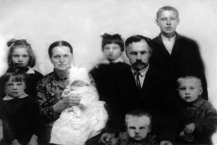 O casal de imigrantes lituanos Juozas Rapsys e Emilija, com a bebe Lidia no colo e, ao redor, demais filhos