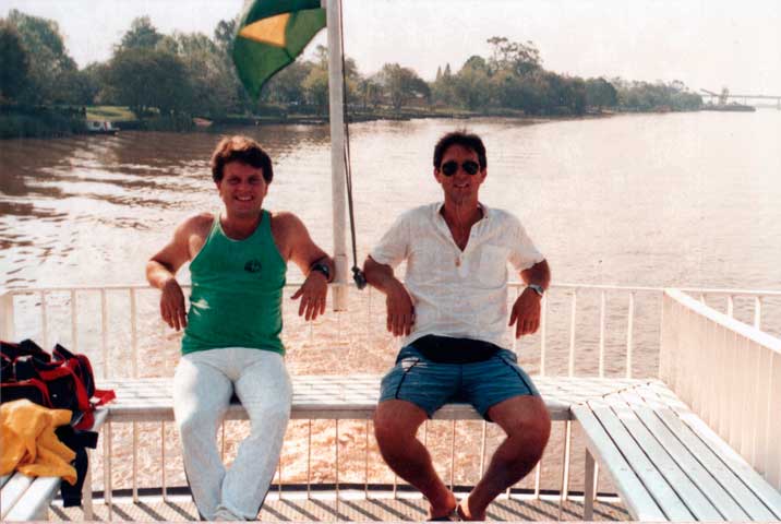 Os vagabundos Reinaldo e o primo Volezio subindo o Rio Guaiba