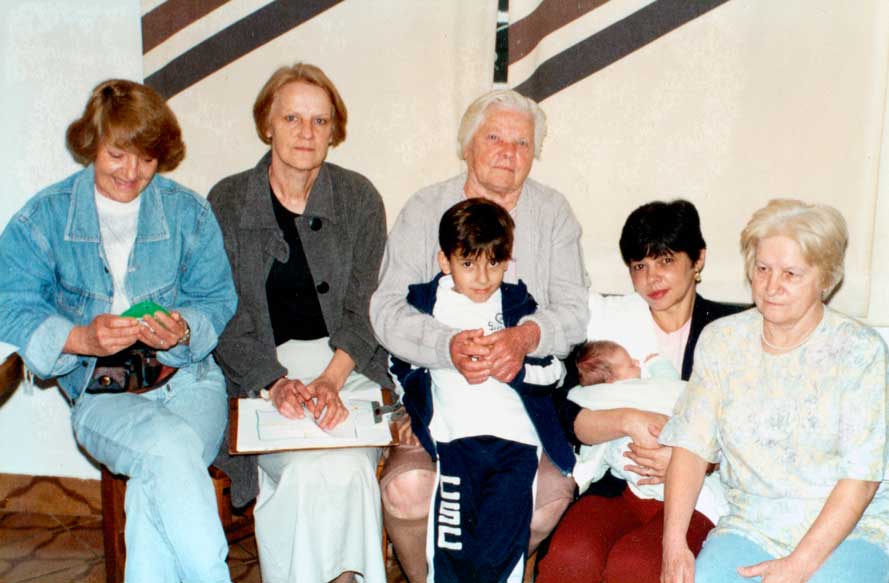 Terezinha e Lídia (primas de Eleide),  Julia (tia de Eleide), Eleide com os filhos Victor e Yuri e Lídia (mãe de Eleide)