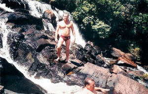 Reinaldo na cachoeira próxima ao sitio (dezembro de 2007).