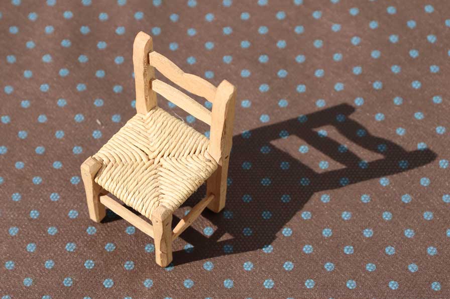 Piccola sedia realizzata dalle mani di Pupo, con dedica di Pupo a Reinaldo Stávale.