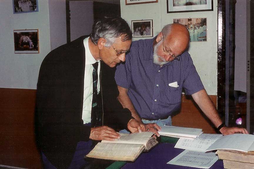 Lo storico e genealogista Antonio Pupo e il cardiologo Ronald 'Ron' ricerca dei vecchi documenti e certificati di battesimi della chiesa.