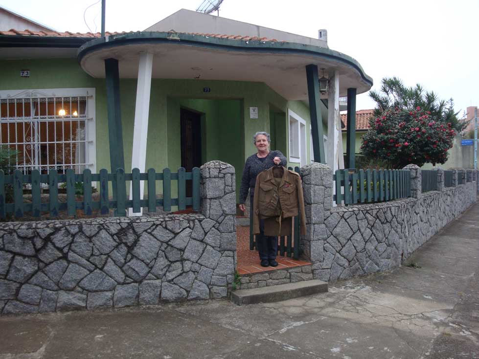 Marta, na frente de sua casa em São Paulo, doando o uniforme do sargento do exercito polonês da Segunda Guerra Mundial Tadeusz Koza, marido de Eneida Stávale e pai de Marta.