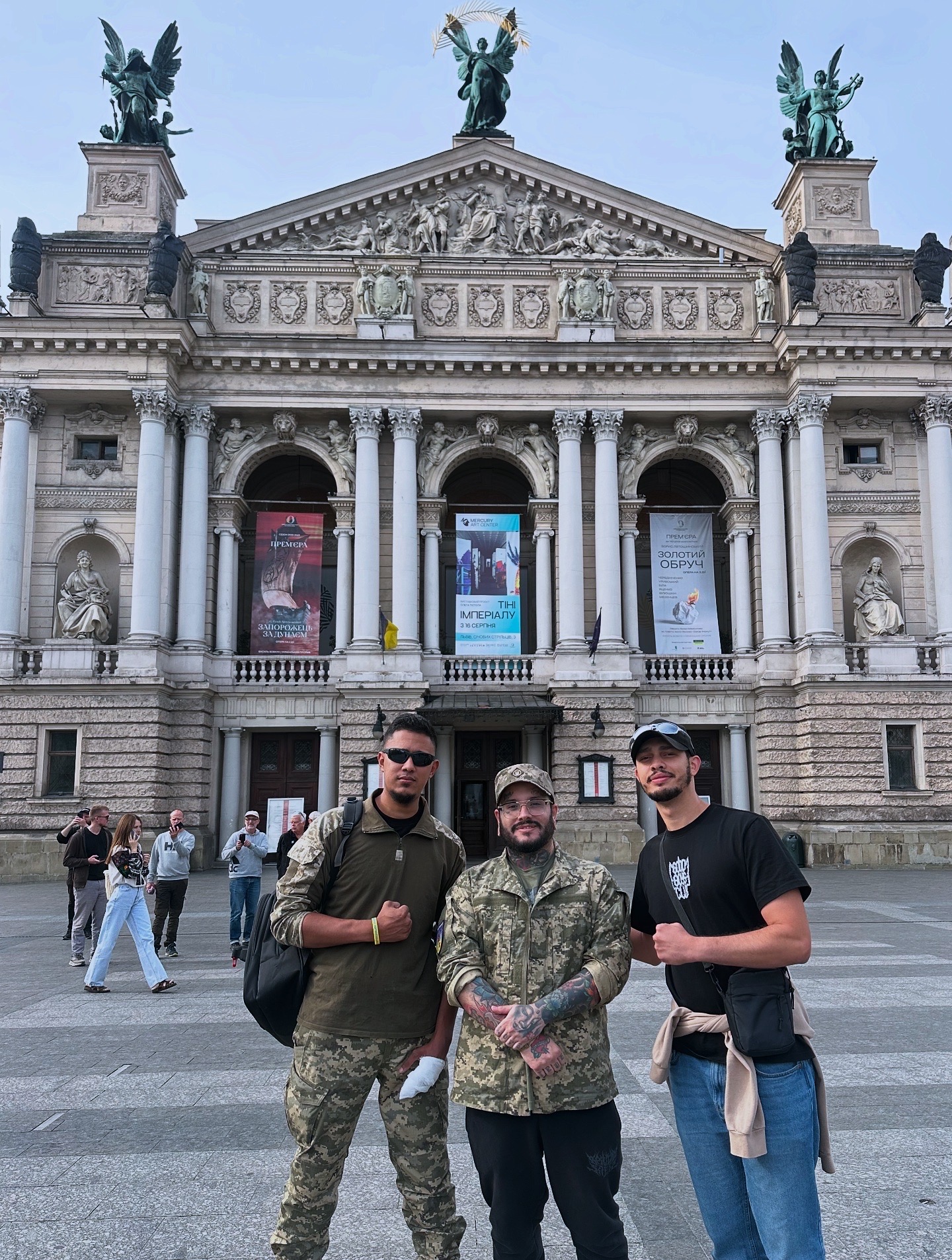Victor entre os amigos Arisson e Vinicius em Kiev. Arisson perdeu um dedo e teve um grave ferimento no olho na guerra. (2025)