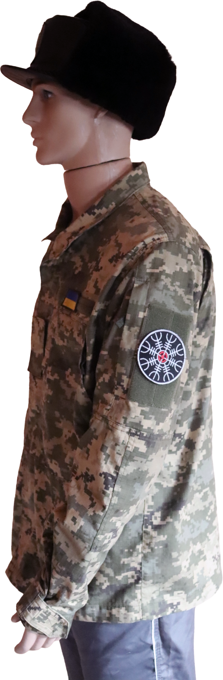 Uniforme camuflado de soldado da Ucrânia com quepe de policial militar da Ucrânia