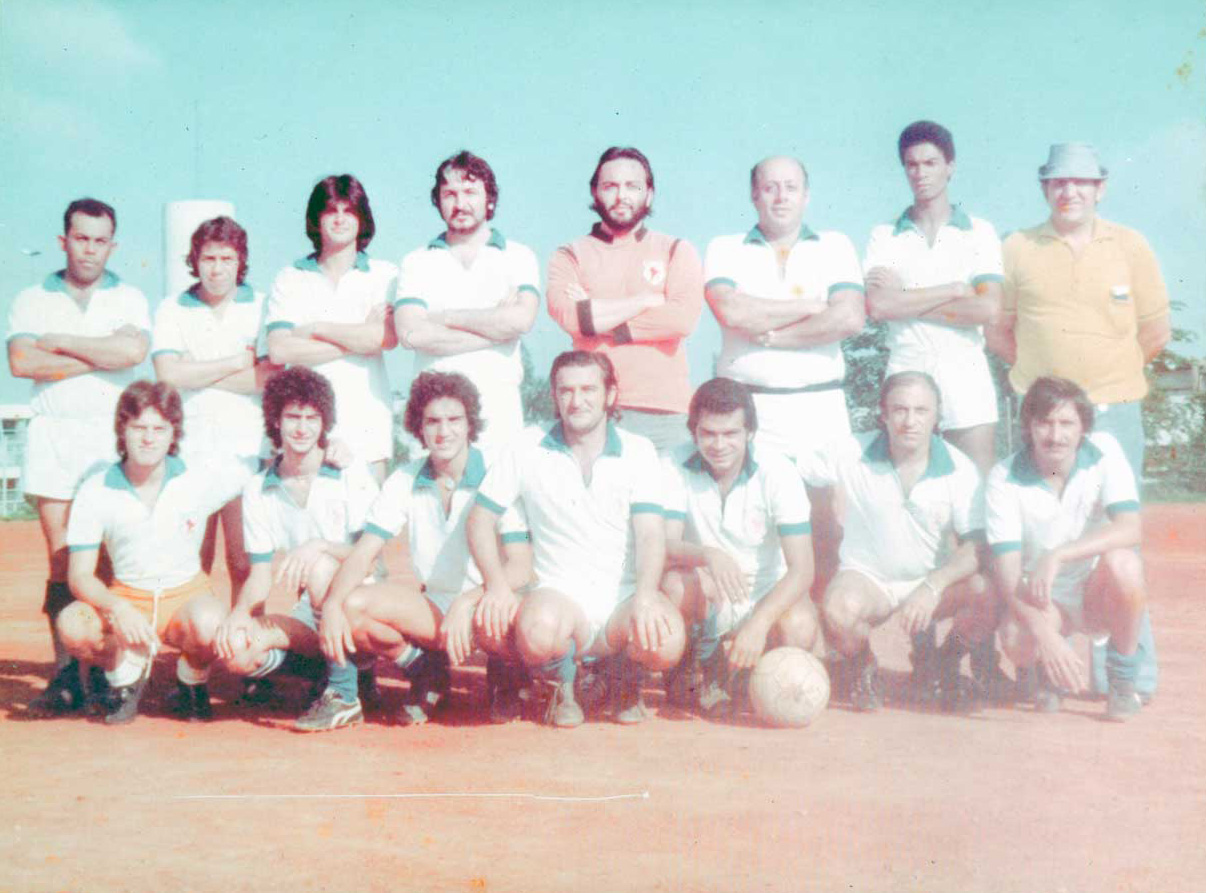 2x. Reinaldo, camisa 10 do time Bandeirantes (Mooca - SP). Dec. 70 - 80. É o primeiro da fila dos agachados