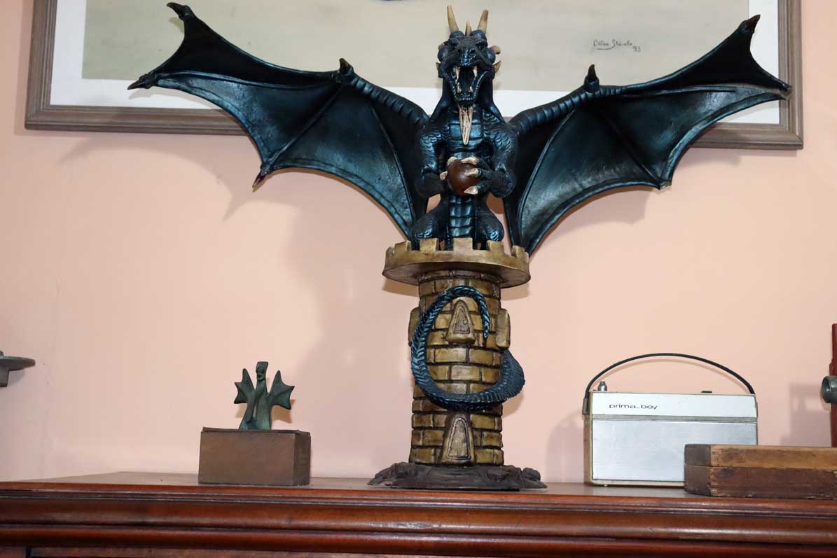6x. Draco Stávale com o seu filho Dracozinho que cuida das pedras de Fuscaldo Marina