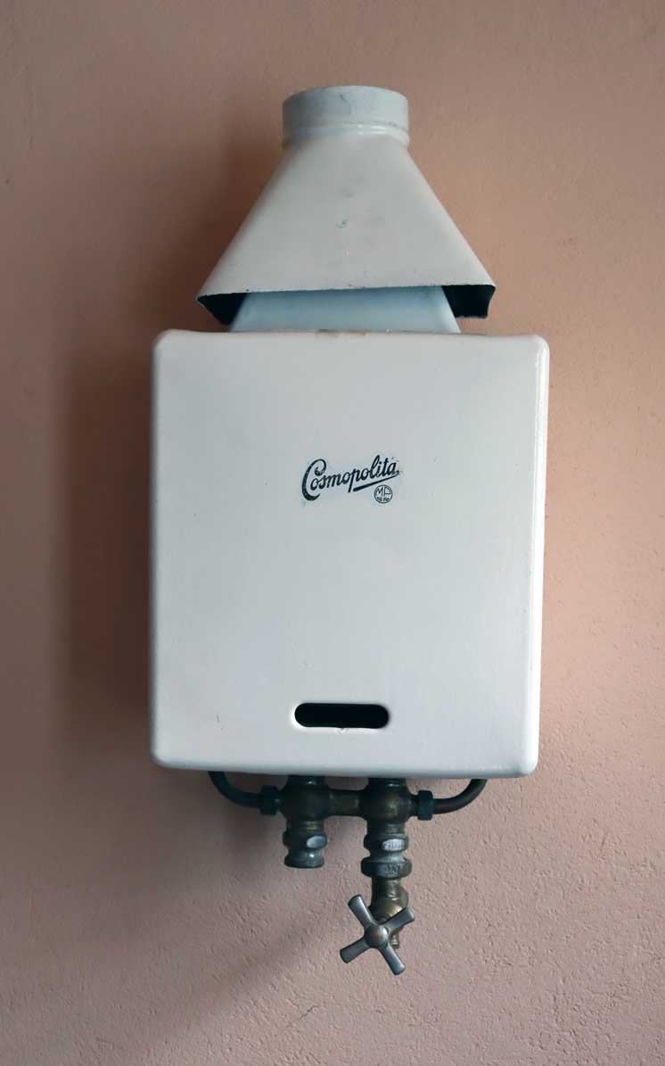 7x. Antigo aquecedor a gas, marca Cosmopolita (encontrado na casa onde foi construido o Museu 1)