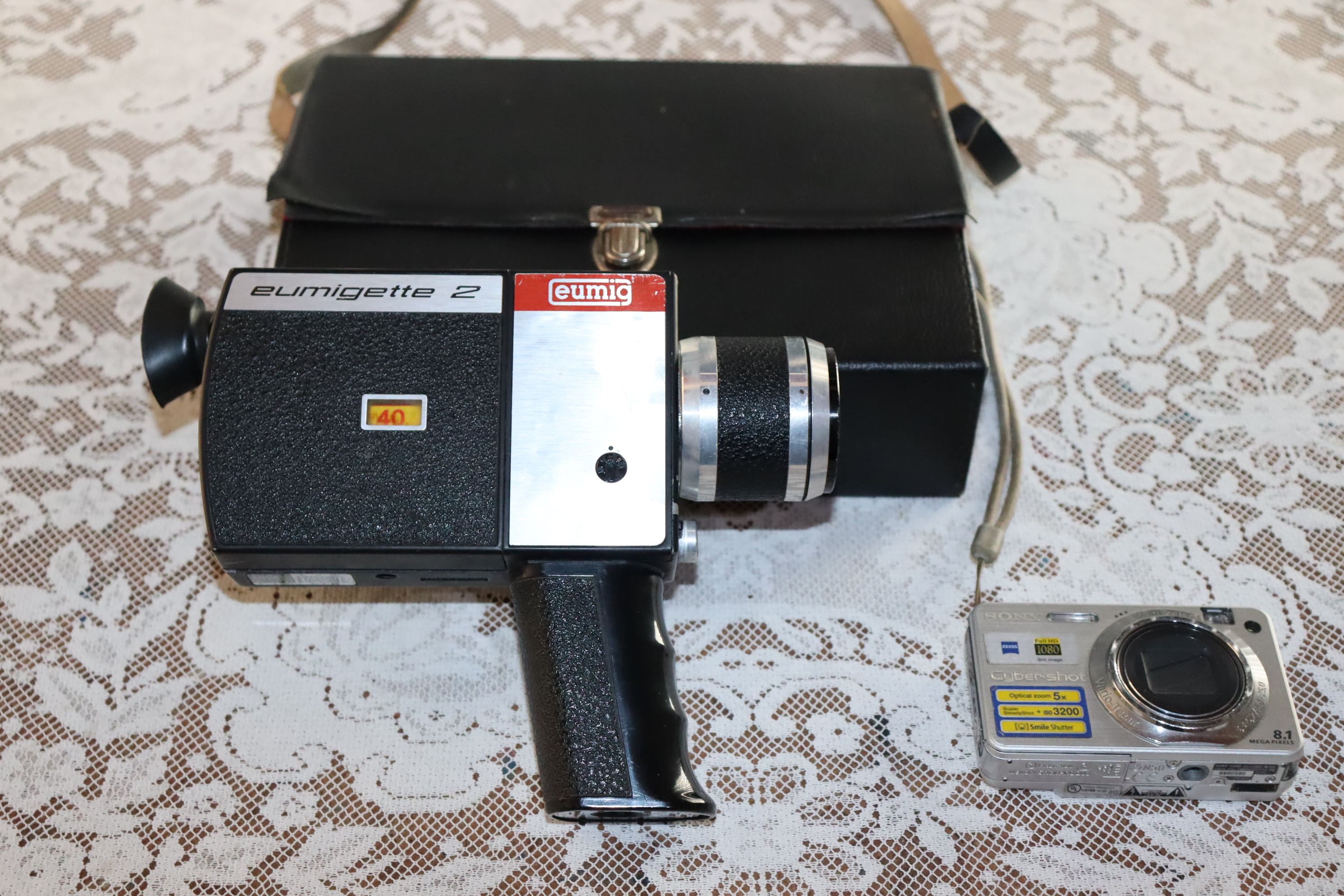 Filmadora super 8 Eumig e maquina fotográfica digital amadora Sony