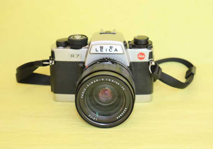Máquina fotográfica analógica alemã Leica R7.