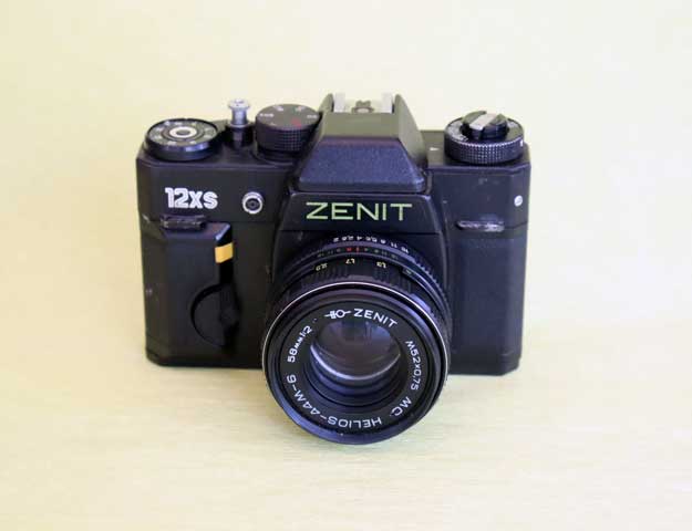 Máquina fotográfica analógica russa Zenit 12XS