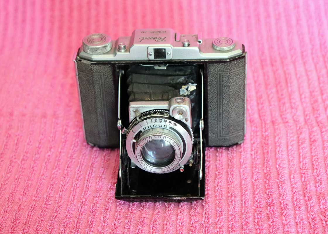 Antiga máquina fotográfica analógica japonesa marca KSK Proud