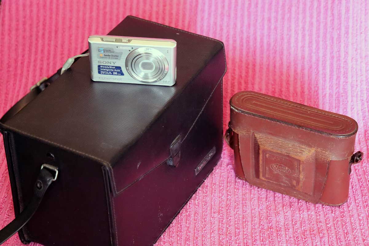 Maquina digital amadora marca Sony e antiga máquina japonesa KSK Proud