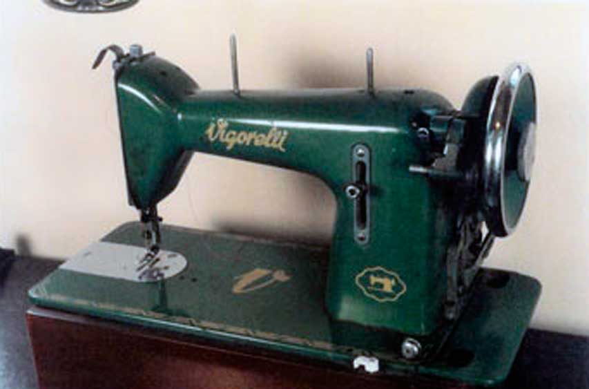 Maquina de costura marca Vigorelli, de 1957, de Lygia Stávale.