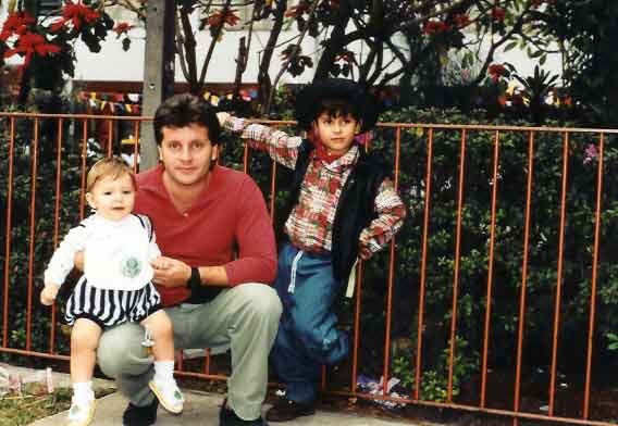 Reinaldo e os filhos Yuri e Victor, a 5ª Geração. Pátio do Colégio Santa Catarina - Mooca