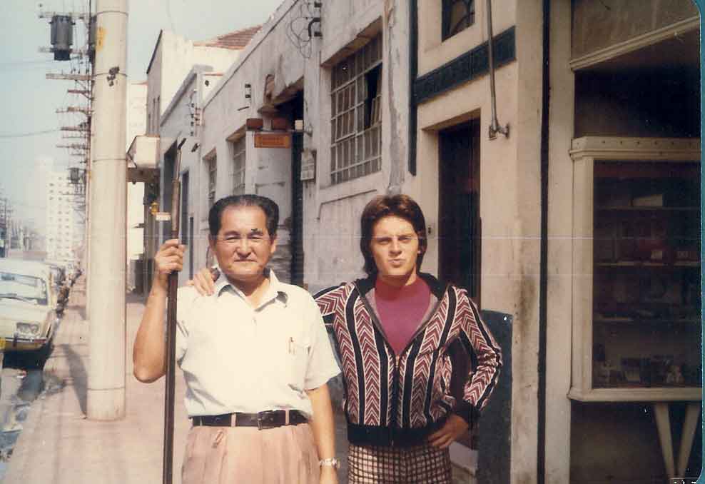 Reinaldo e Matsuyuki Miura. Rua Orville Derby em frente ao estudio fotográfico de Miura. Decada de 70