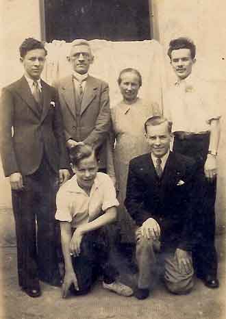 O casal José Stávale e Amabile e os filhos (1934)