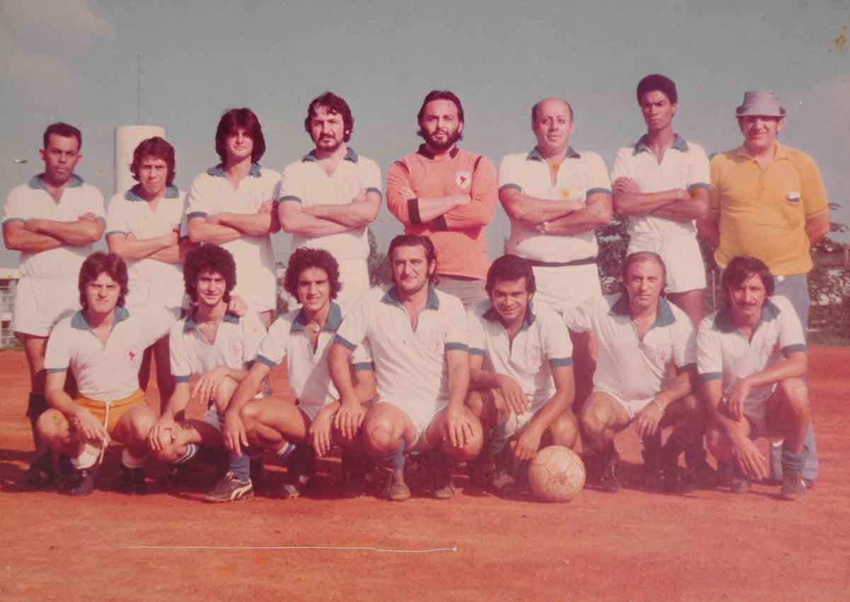 Reinaldo (o primeiro agachado à esquerda), camisa 10 do time da Bandeirante. Campo do Distrital da Mooca