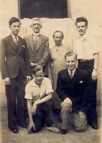 João (filho), o casal José e Amabile, José Júnior e, agachados, Mário e Carlos (filhos) 1934