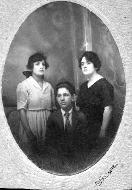 Maria, Nilo e Rosa Stávale, filhos de Pasquale e Julia. 25-10-1921
