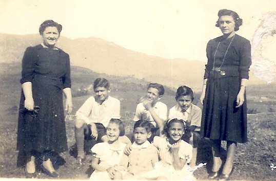 As irmãs Rosa e Maria (filhas de Pasquale e Julia) e os filhos de Maria