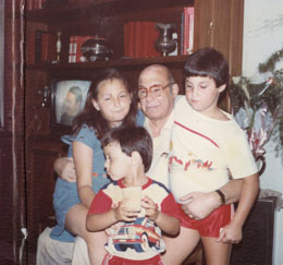 Danielle Stávale Madrid (neta), Paschoal Stávale (avô), Alexandre Stávale Madrid (neto) e Marcelo Stávale Madrid (neto)
