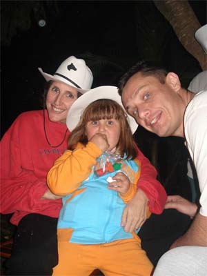 Danielle Stávale Madrid, a filha Laura e o marido Daniel Garcia.