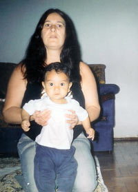 Raquel (esposa de Aparecido Reinaldo) com seu neto Kauã.