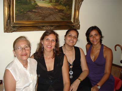 As irmãs Sandra, Claudia e Christie (filhas de José Ricardo M. Stávale) com a mãe.